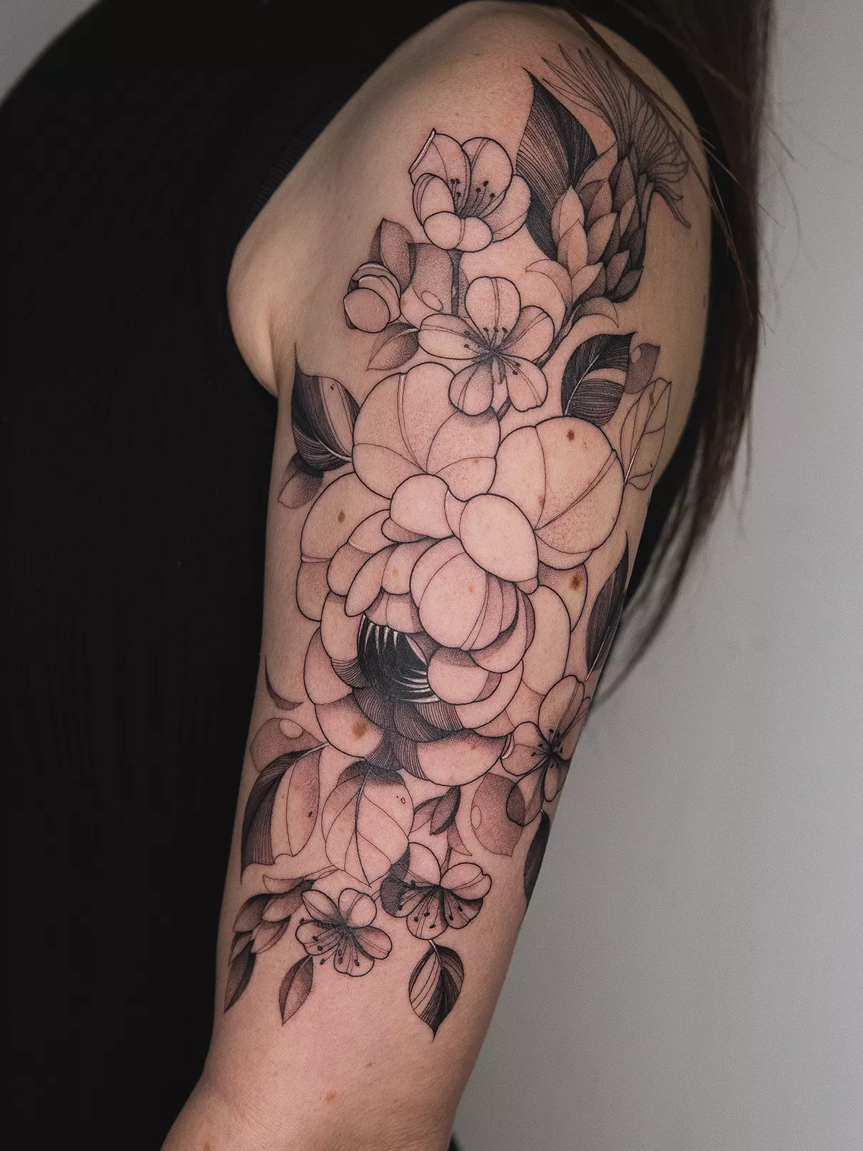 Tatuaje Dotwork-Blackwork flores Mamba Negra