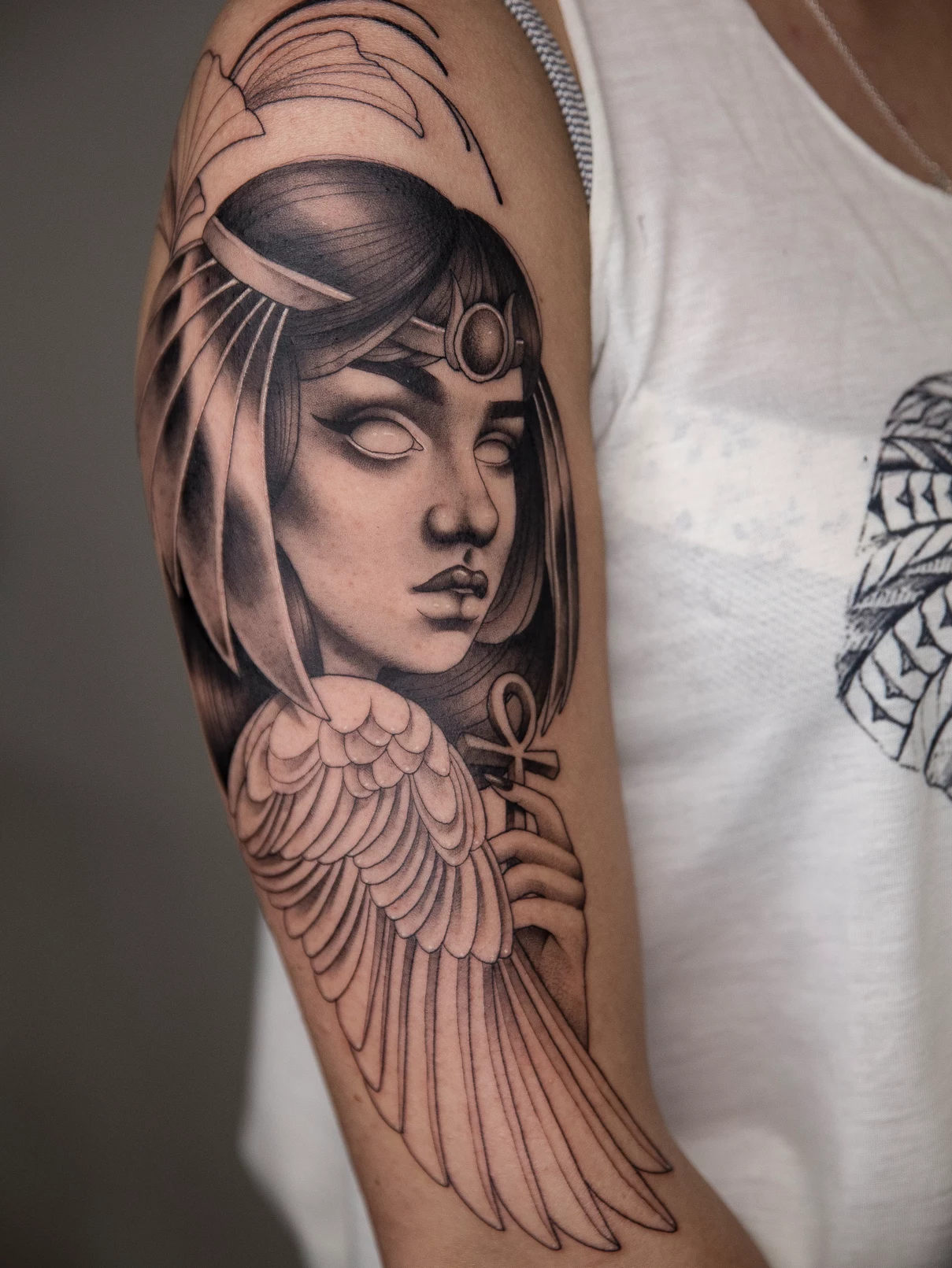 Tatuaje Dotwork-Blackwork Retrato femenino Cleopatra Negra
