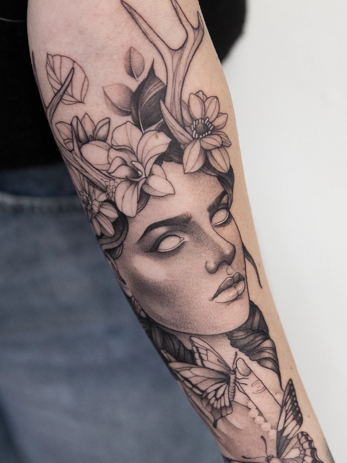Tatuaje Dotwork-Blackwork Retrato femenino y flores Negra