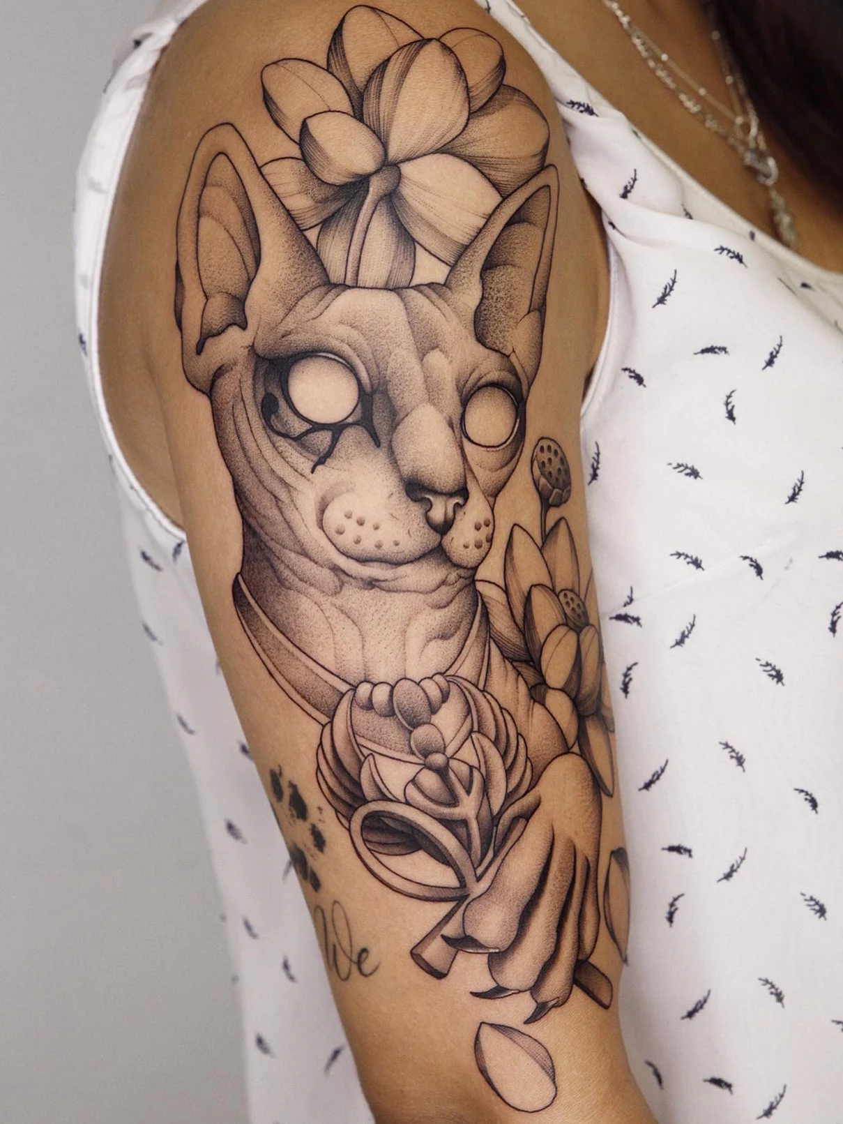 Tatuaje Dotwork-Blackwork Gato egipcio y flores Mamba Negra