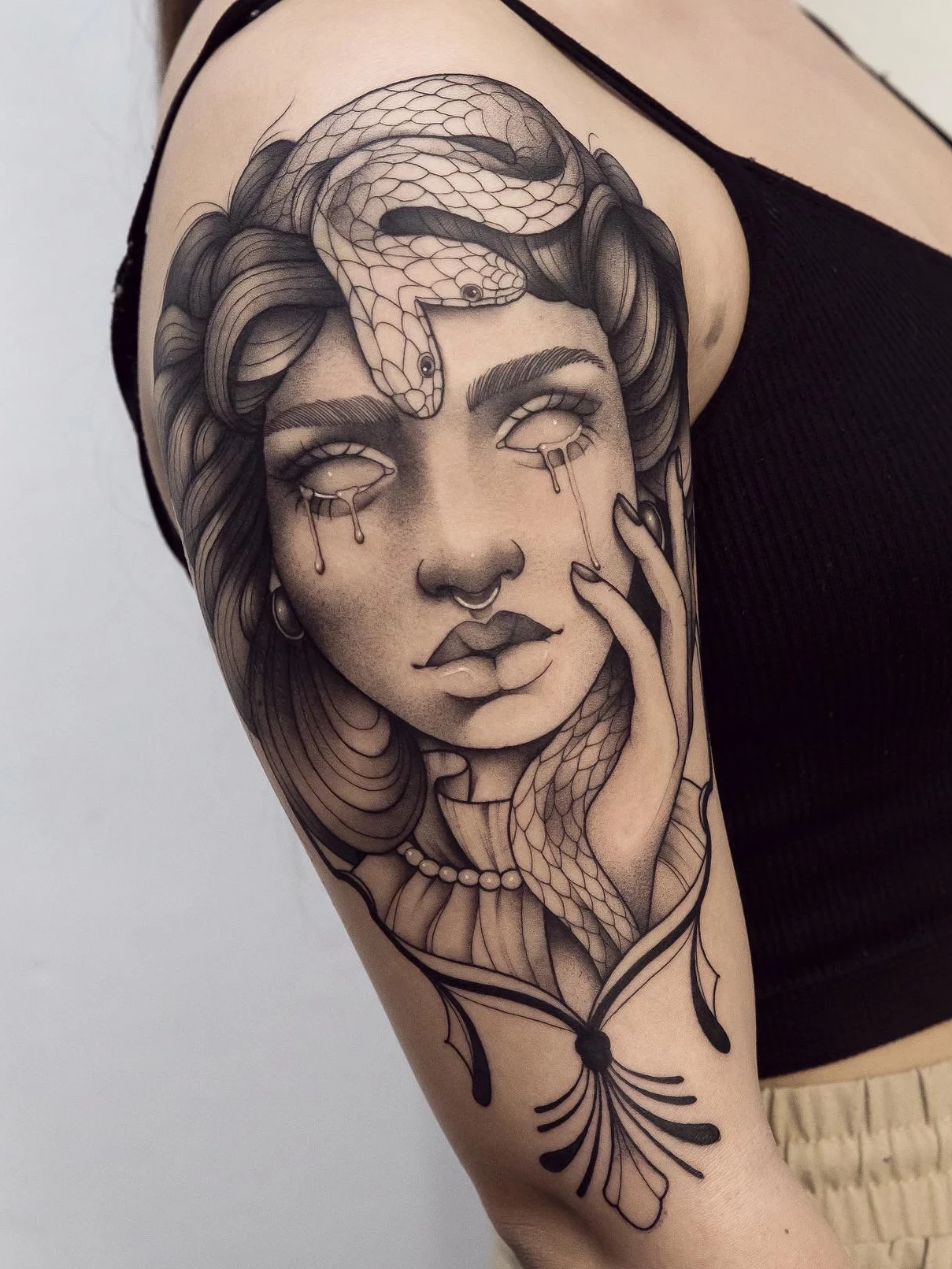 Tatuaje Dotwork-Blackwork retrato femenino y serpiente Mamba Negra