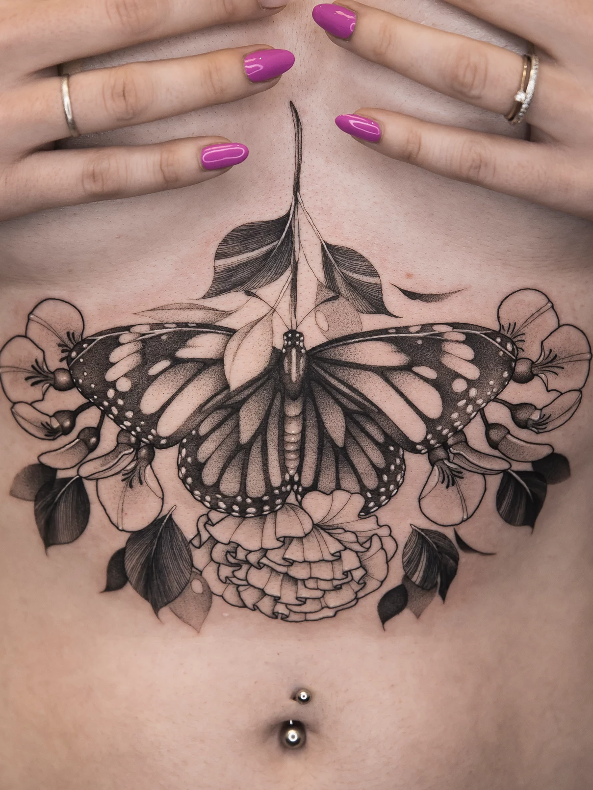 Tatuaje Dotwork-Blackwork Mariposa y flores Mamba Negra