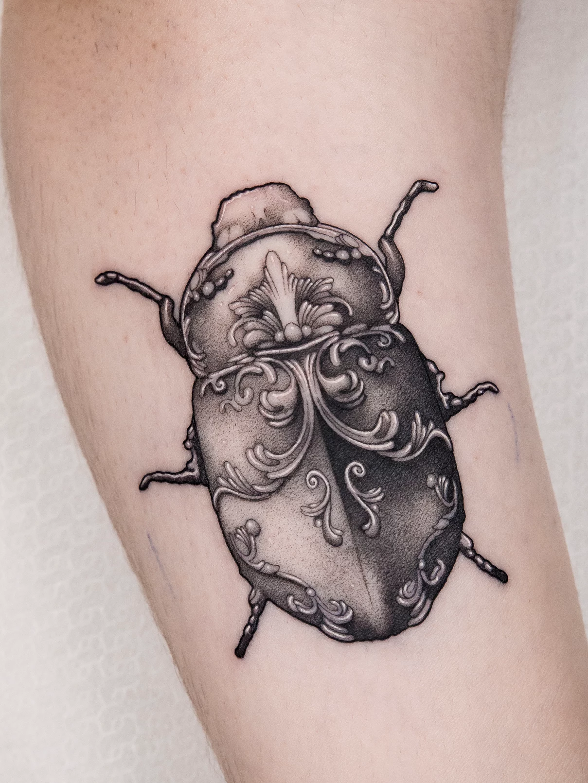 Tatuaje Dotwork-Blackwork Escarabajo Mamba Negra