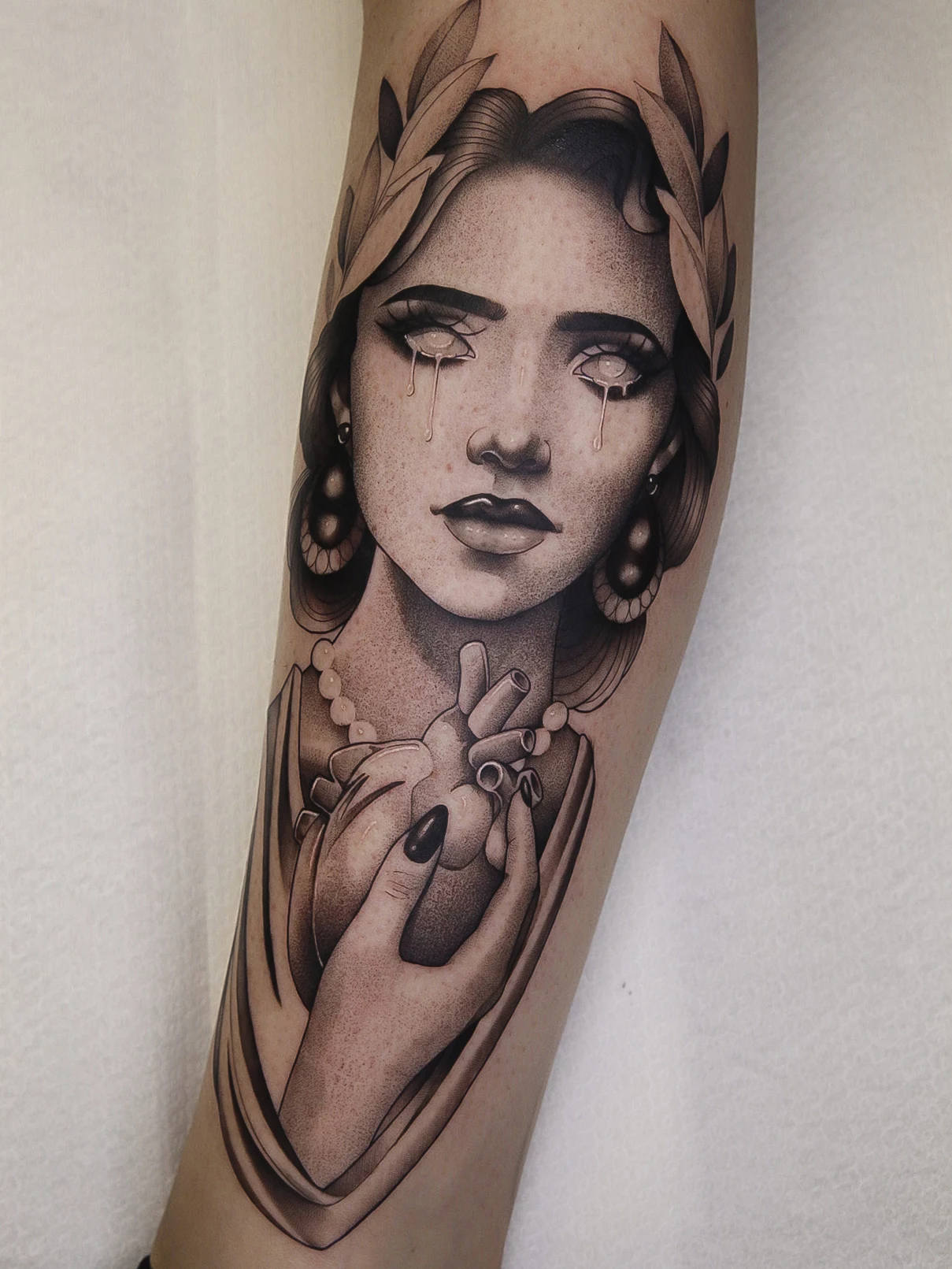 Tatuaje Dotwork-Blackwork Retrato femenino brazo Mamba Negra