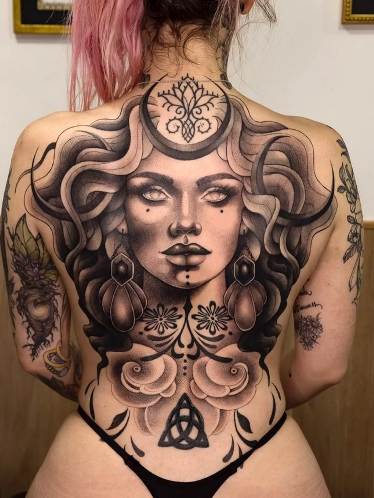 Tatuaje dotwork - blackwork diosa en espalda Mamba Negra
