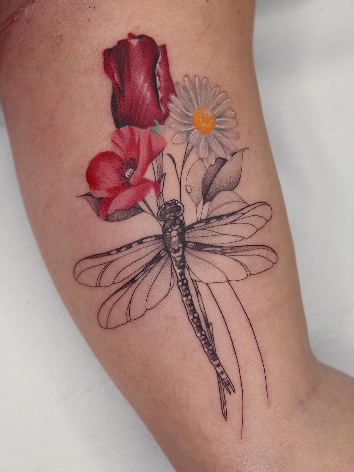 Tatuaje color libélula y flores Mamba Negra