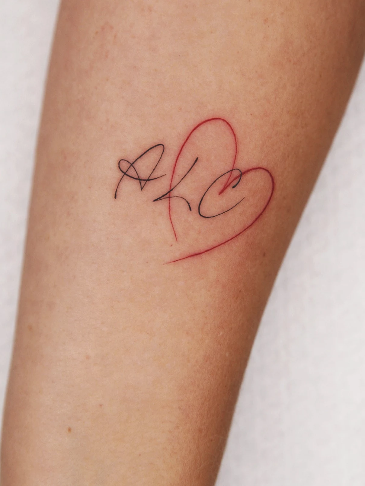 Tatuaje lineal iniciales Mamba Negra