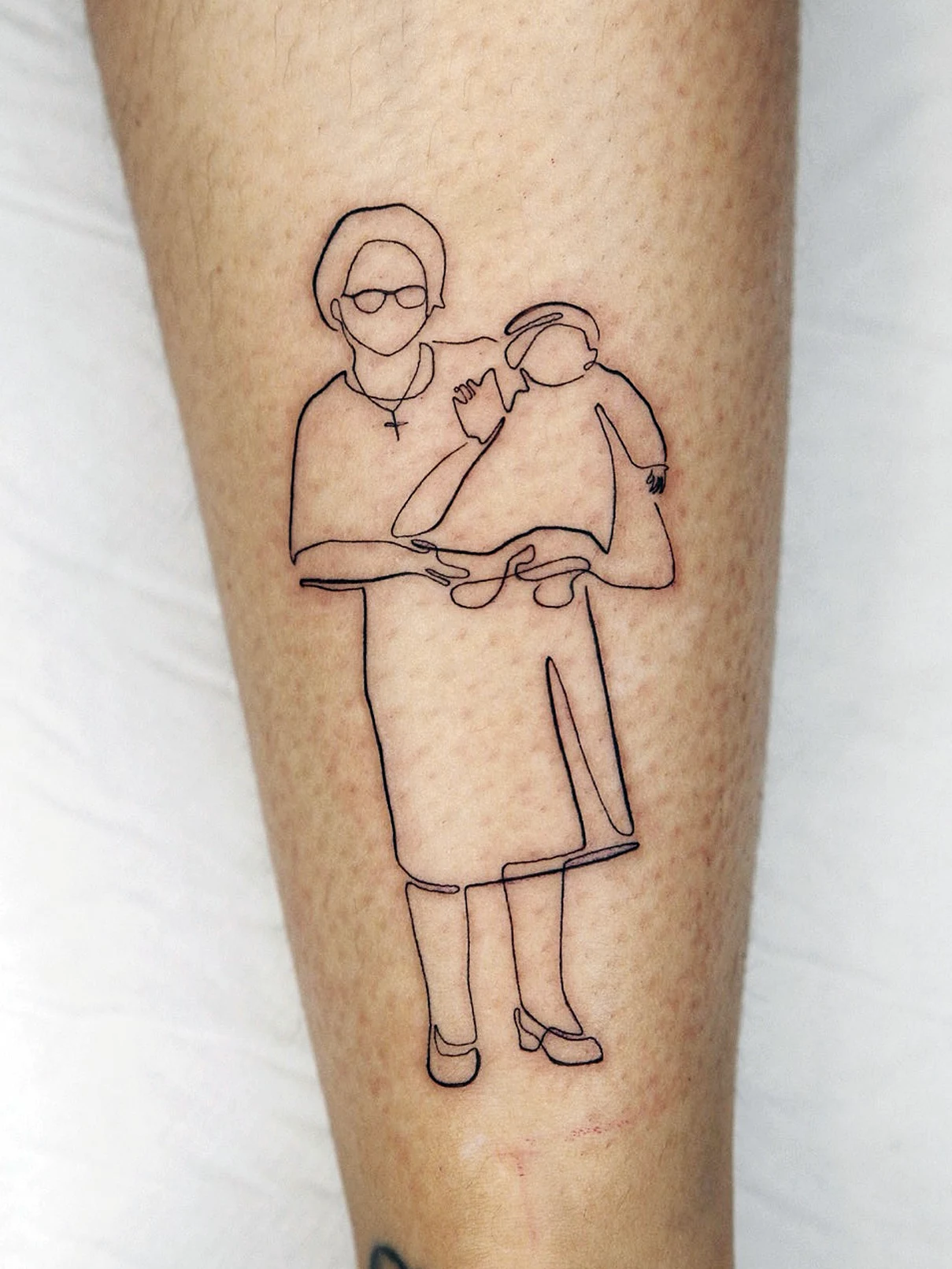 Tatuaje linea fina abuela y nieta Mamba Negra