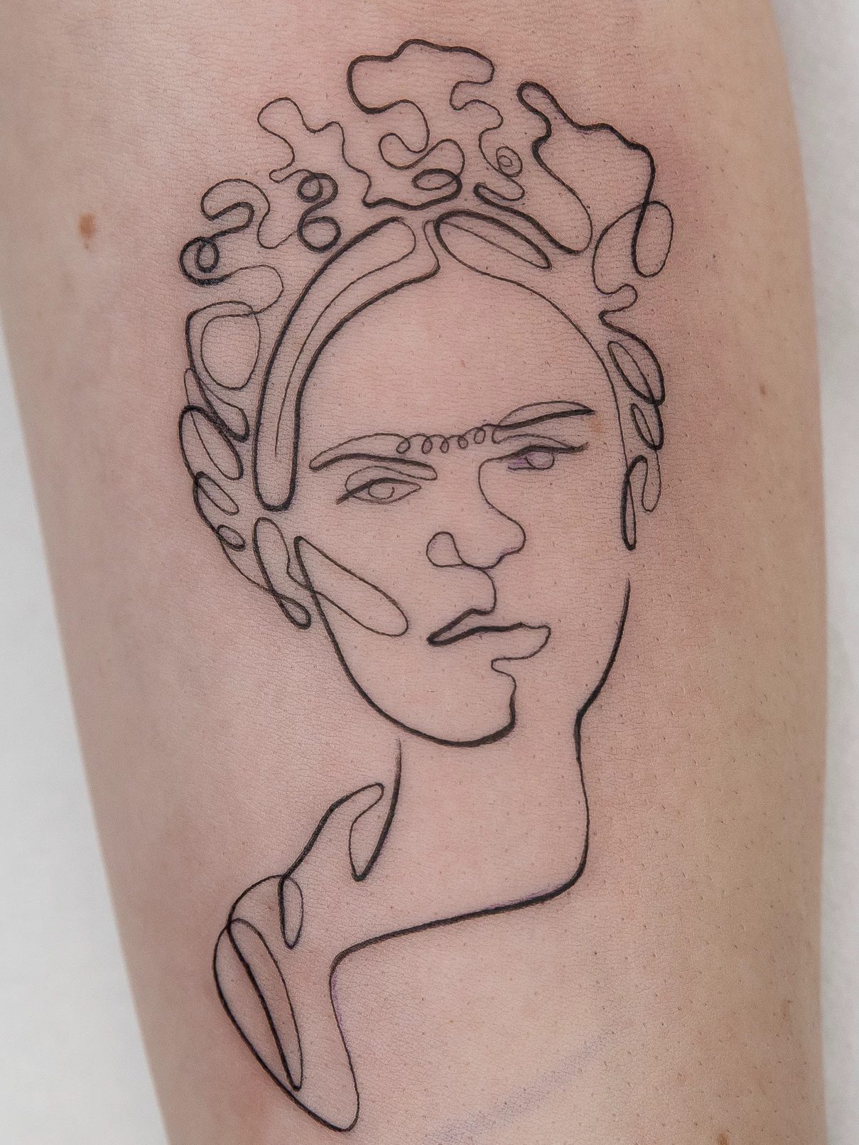 Tatuaje linea fina Frida Kahlo Mamba Negra