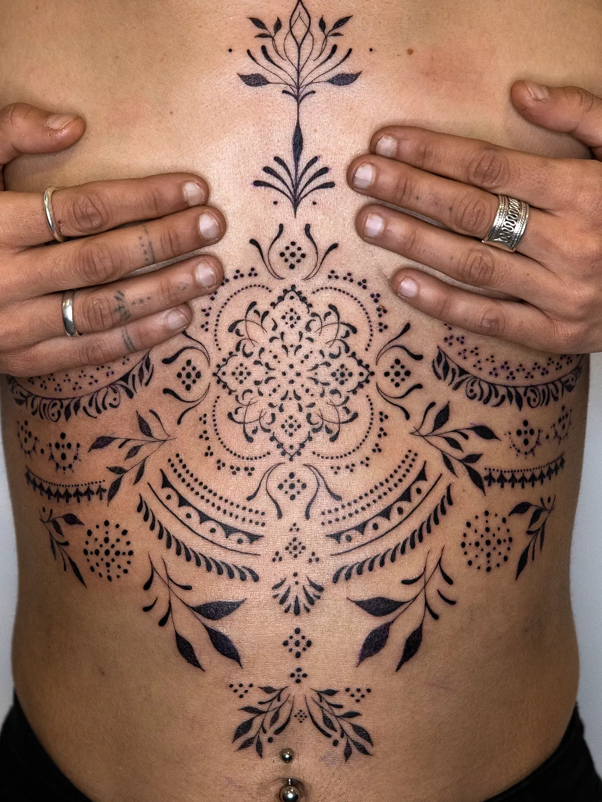 Tatuaje mandala pecho Mamba Negra