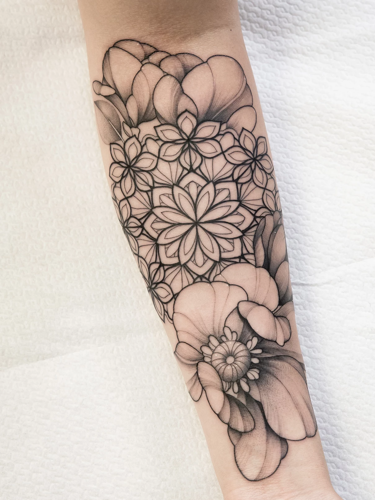 Tatuaje mandala y flores Mamba Negra