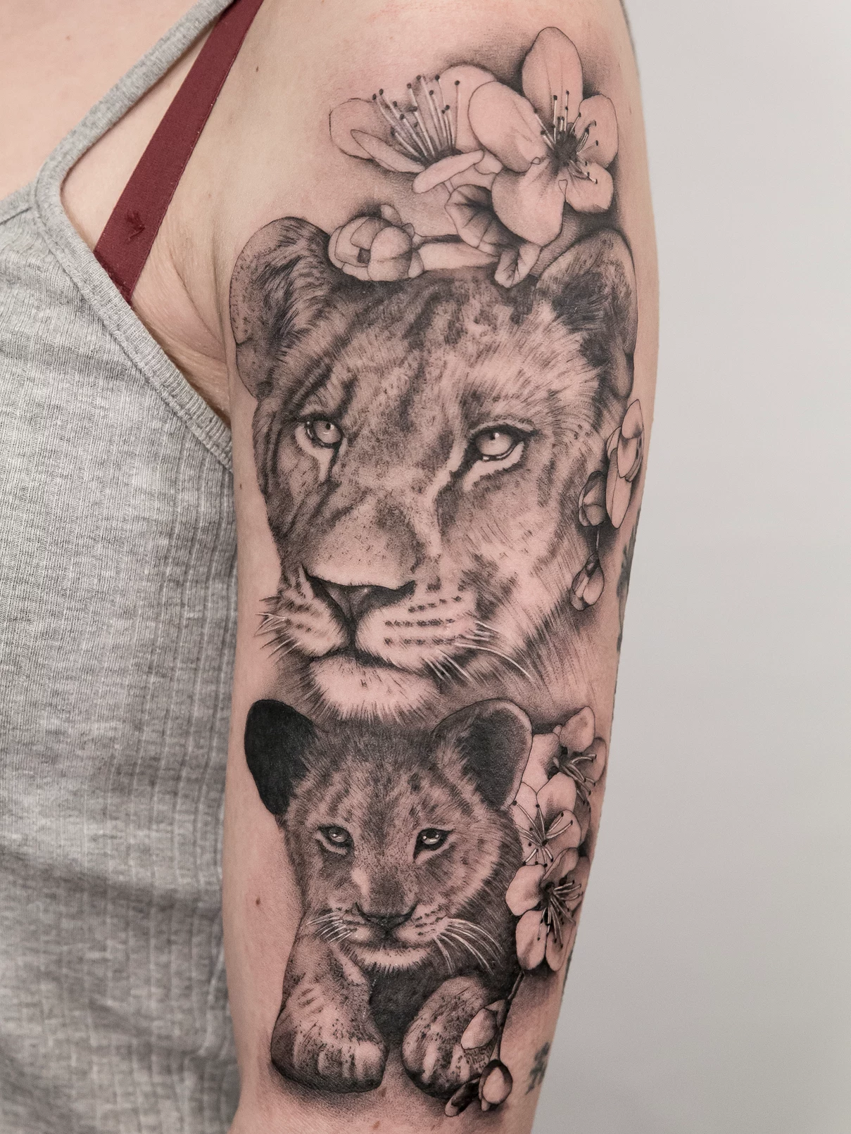 Tatuaje realista leona y cachorro Mamba Negra
