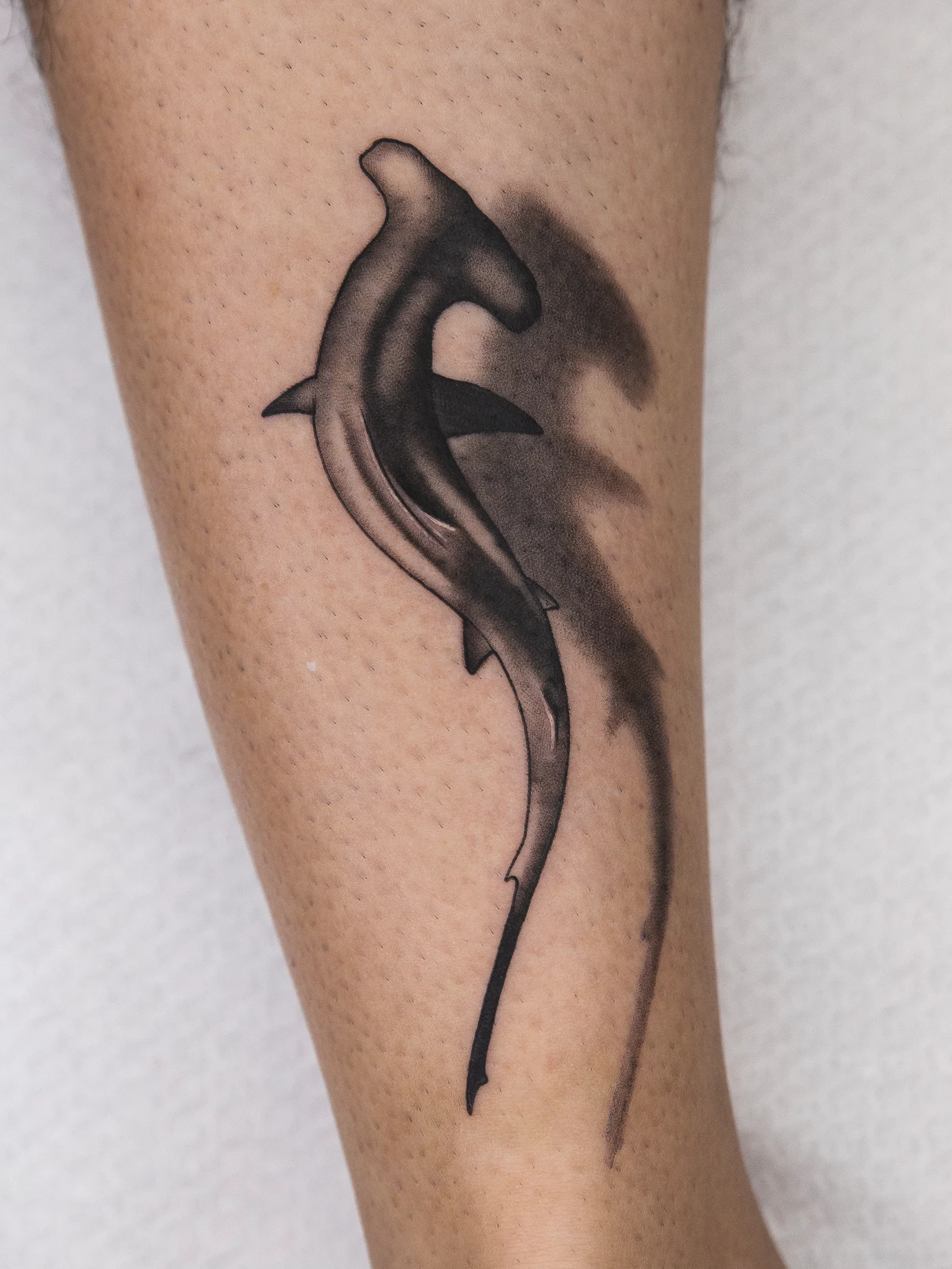 Tatuaje realista tiburón Mamba Negra