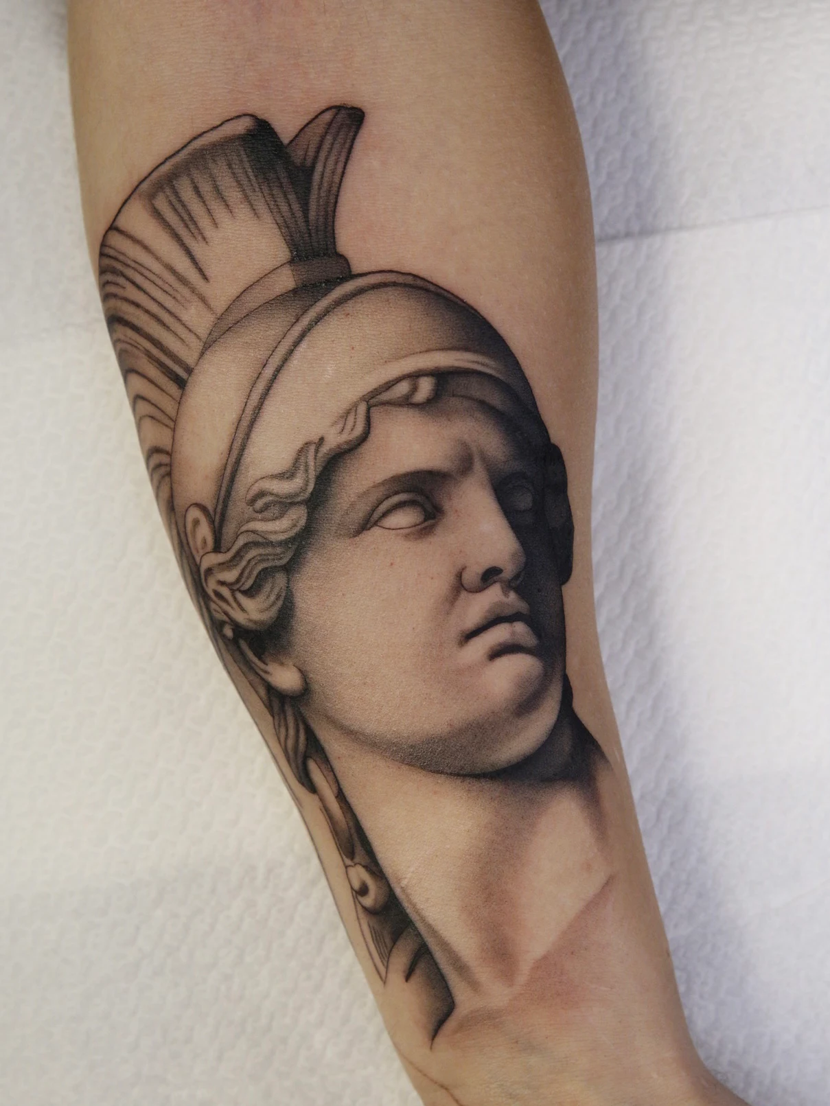 Tatuaje realista arte griego Mamba Negra